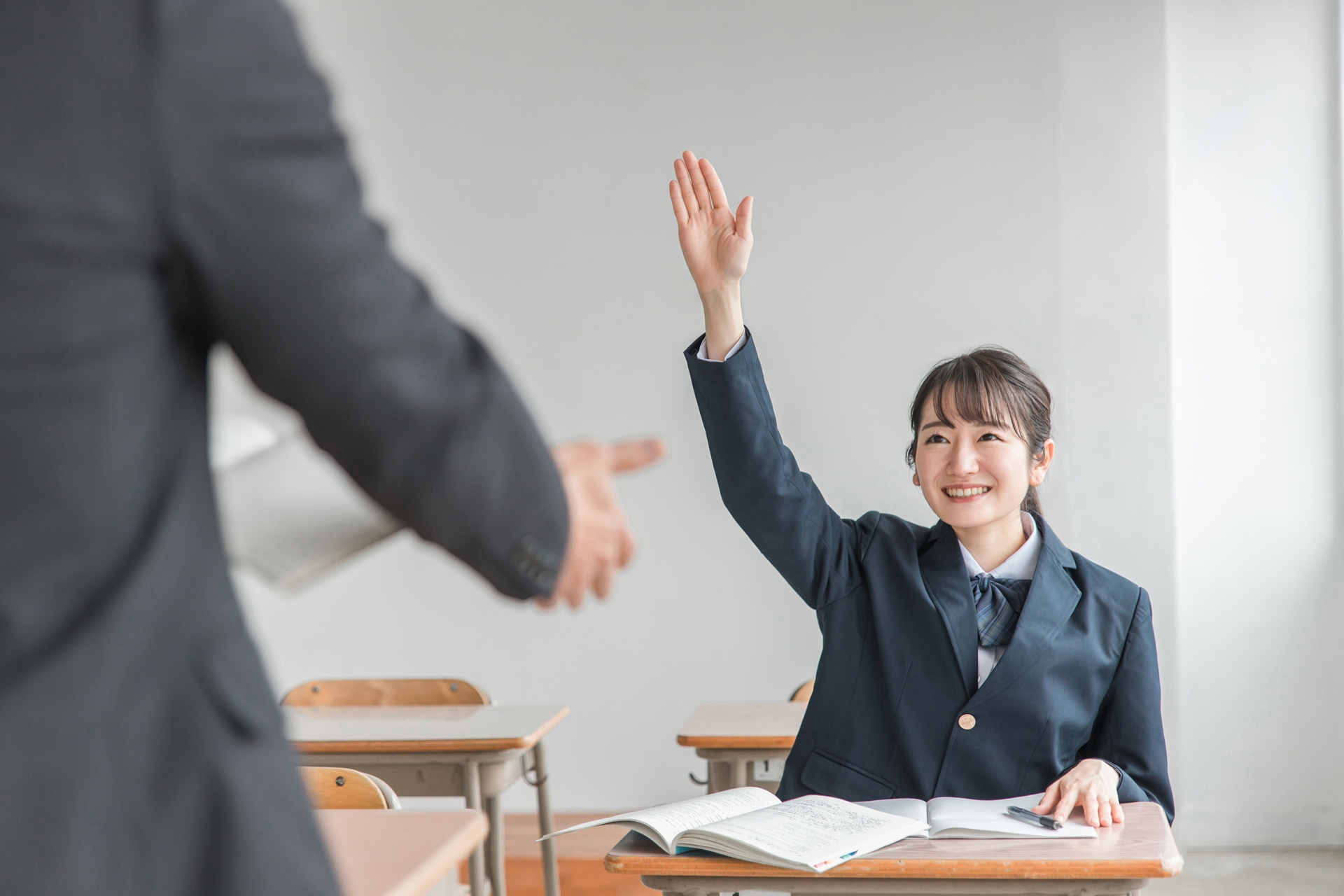 授業中に手を上げる高校生