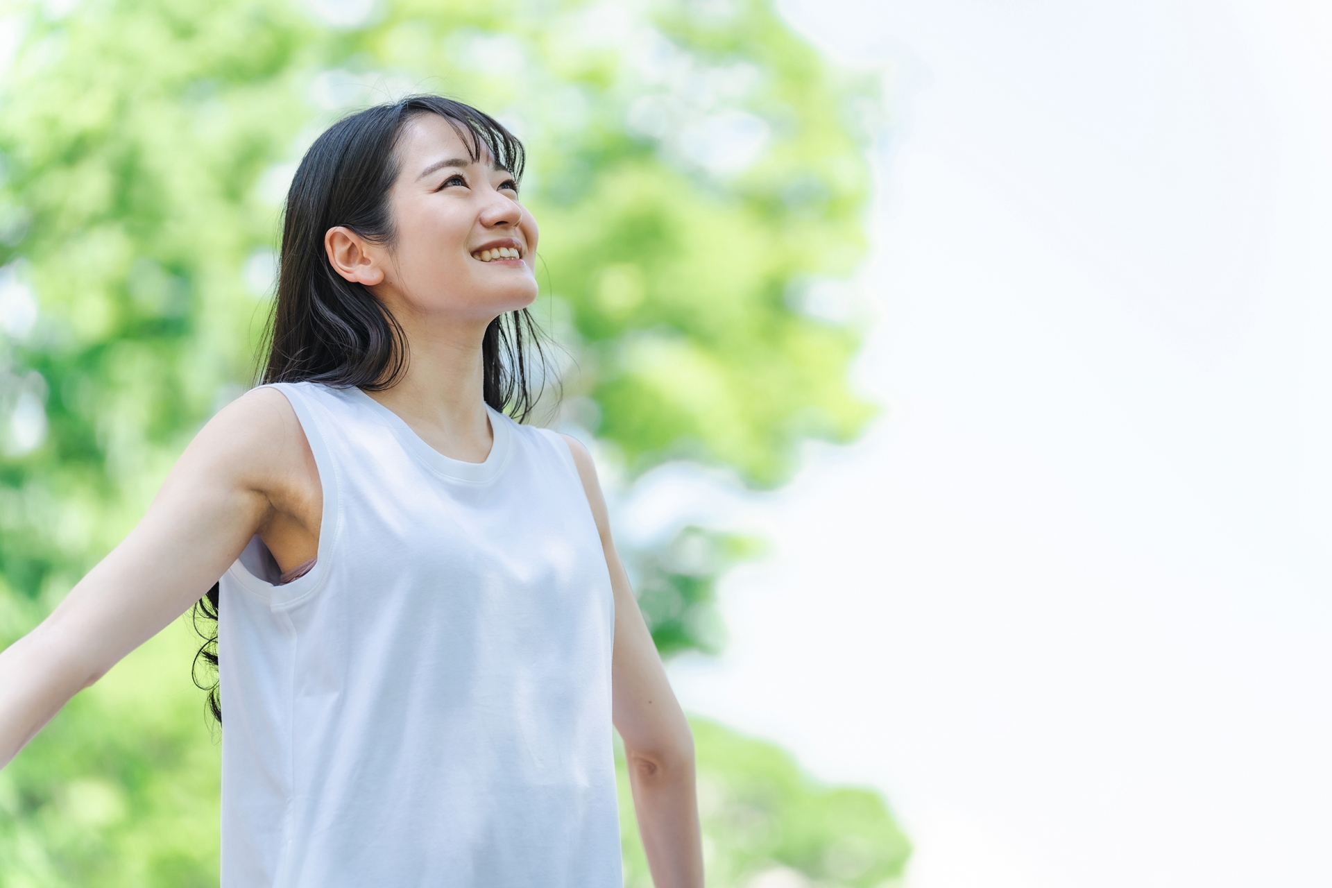 緑の中で深呼吸する日本人女性