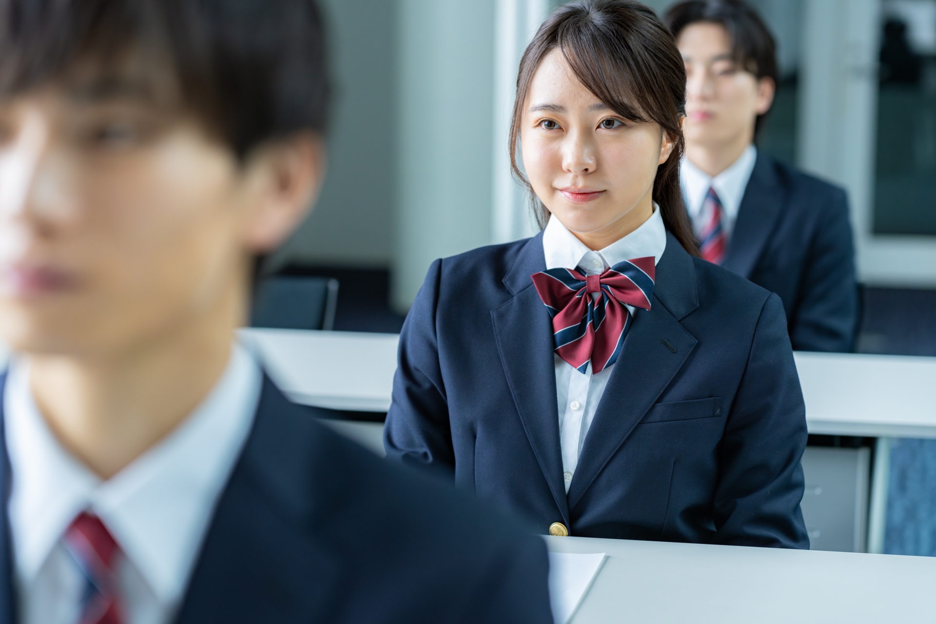 試験を受ける学生たち