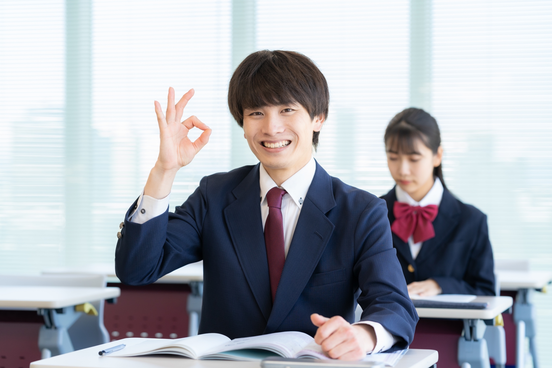 学校で勉強をする男女の高校生