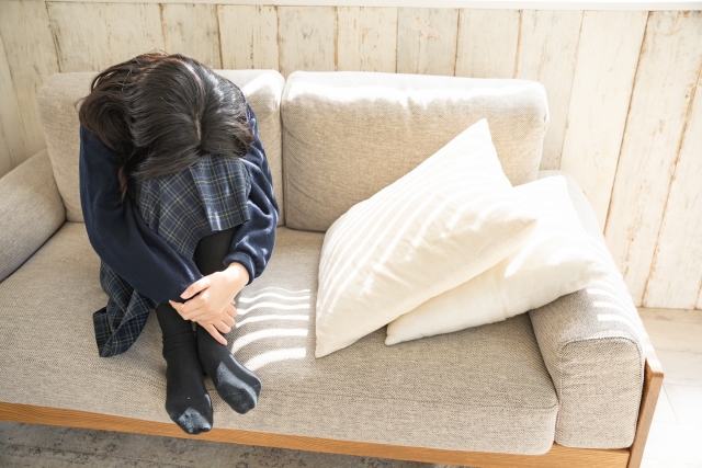1人で悩む女子中学生
