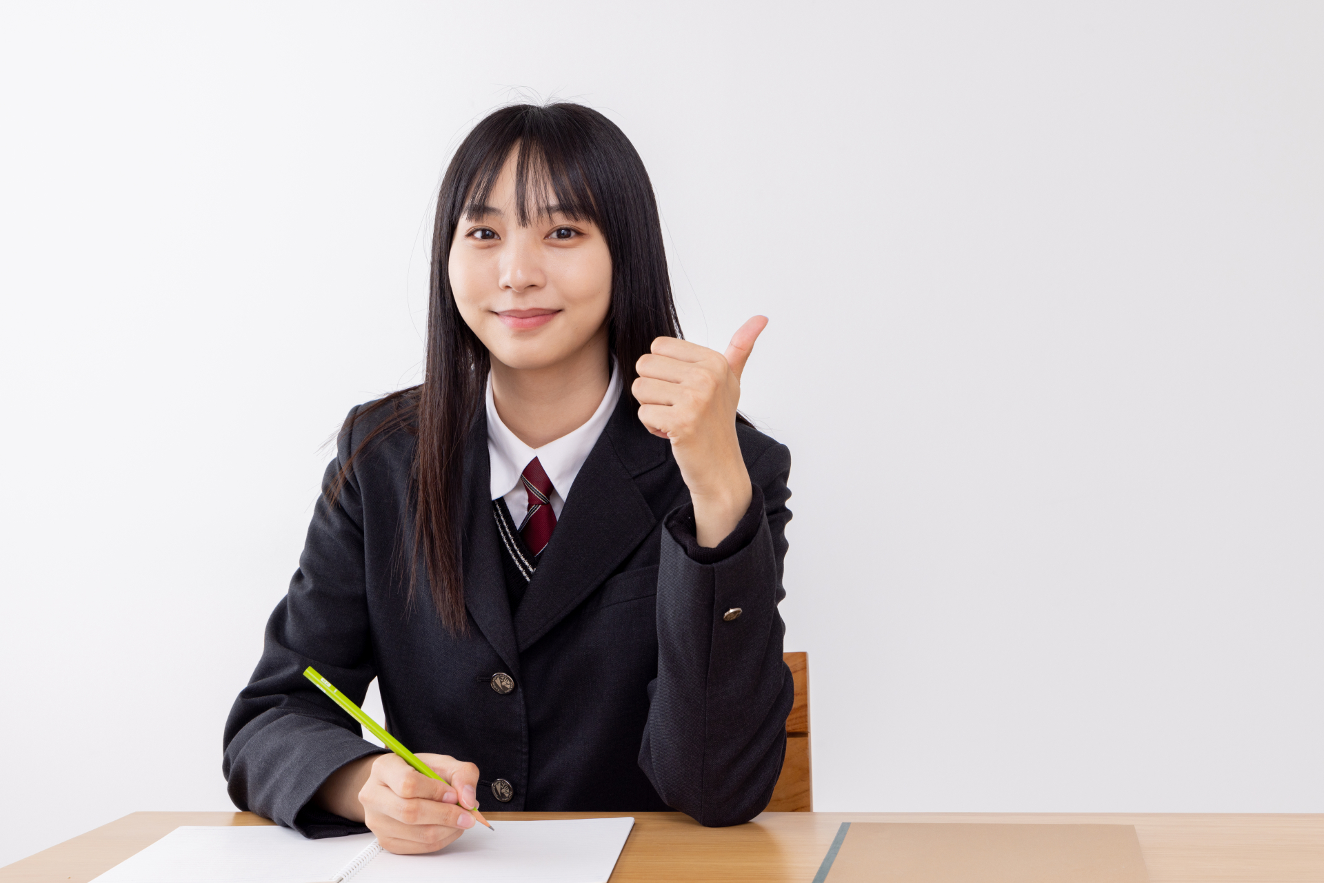授業を受ける女子高生