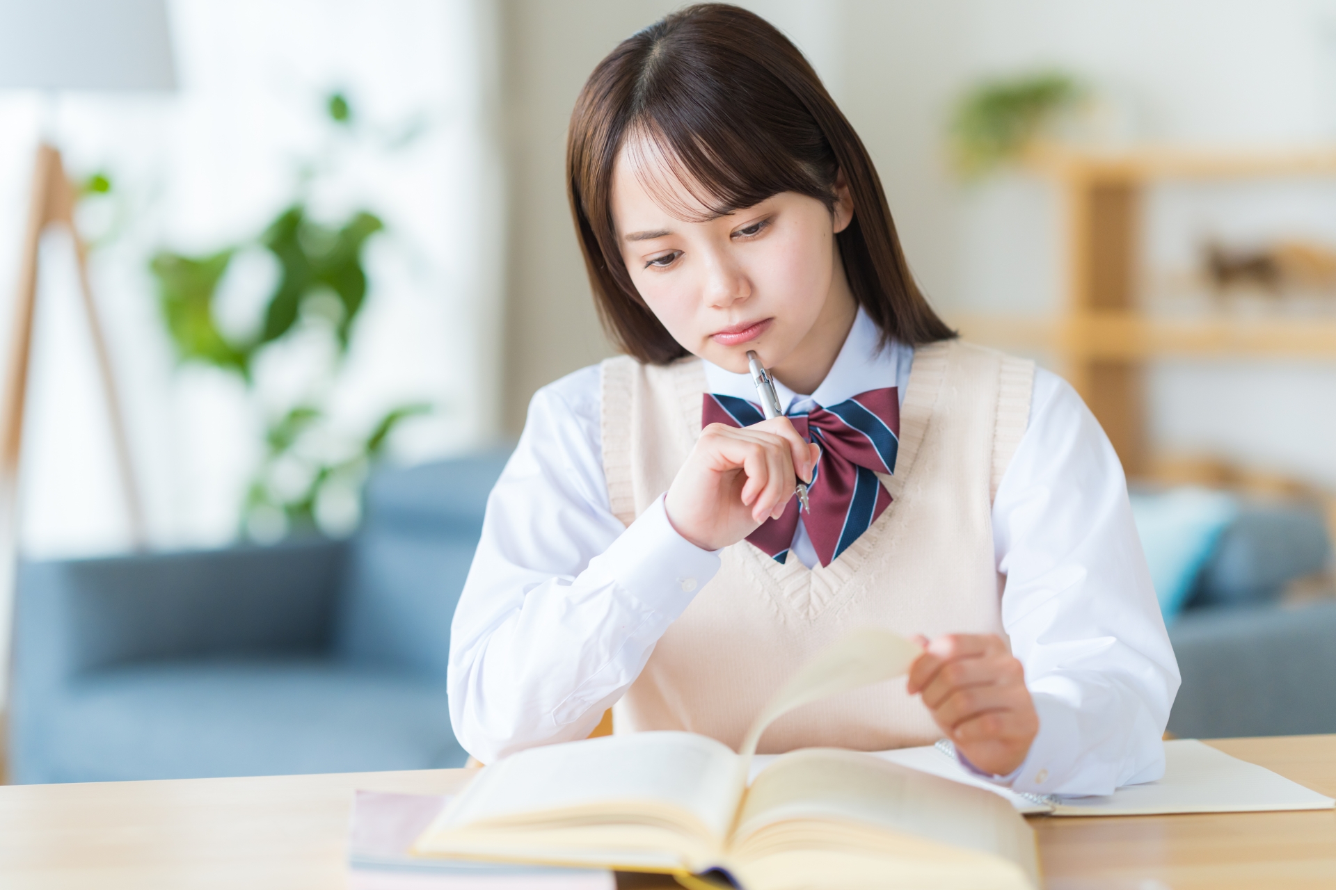 自宅で勉強中に悩む女子高生
