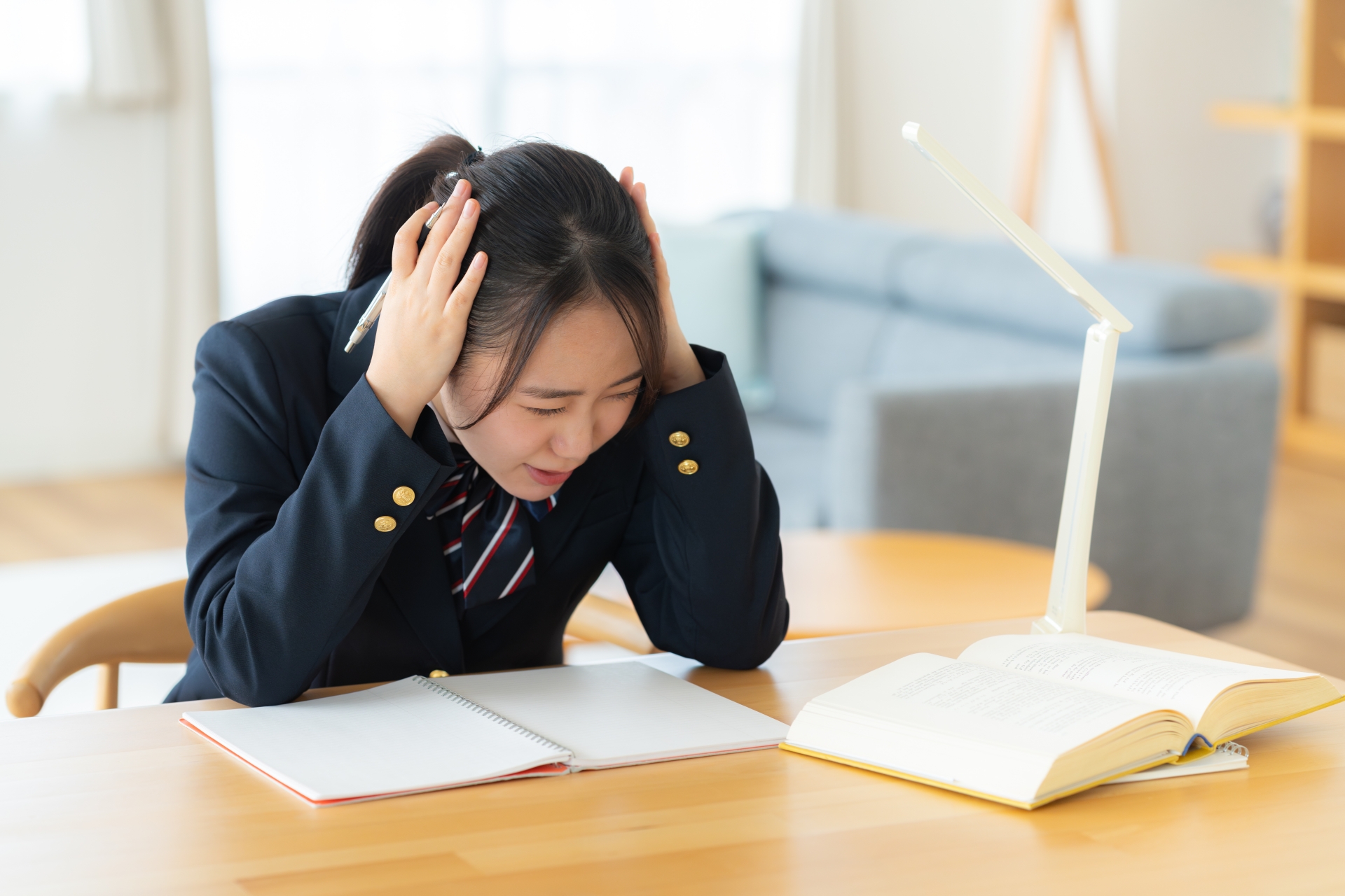 自宅で勉強する女子高生