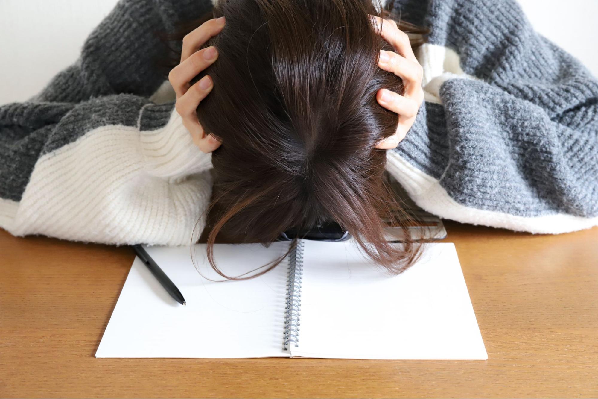 頭を抱える女性 勉強疲れ