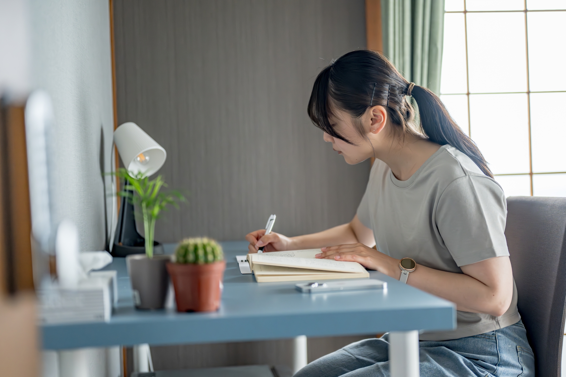 ペンを動かす女性