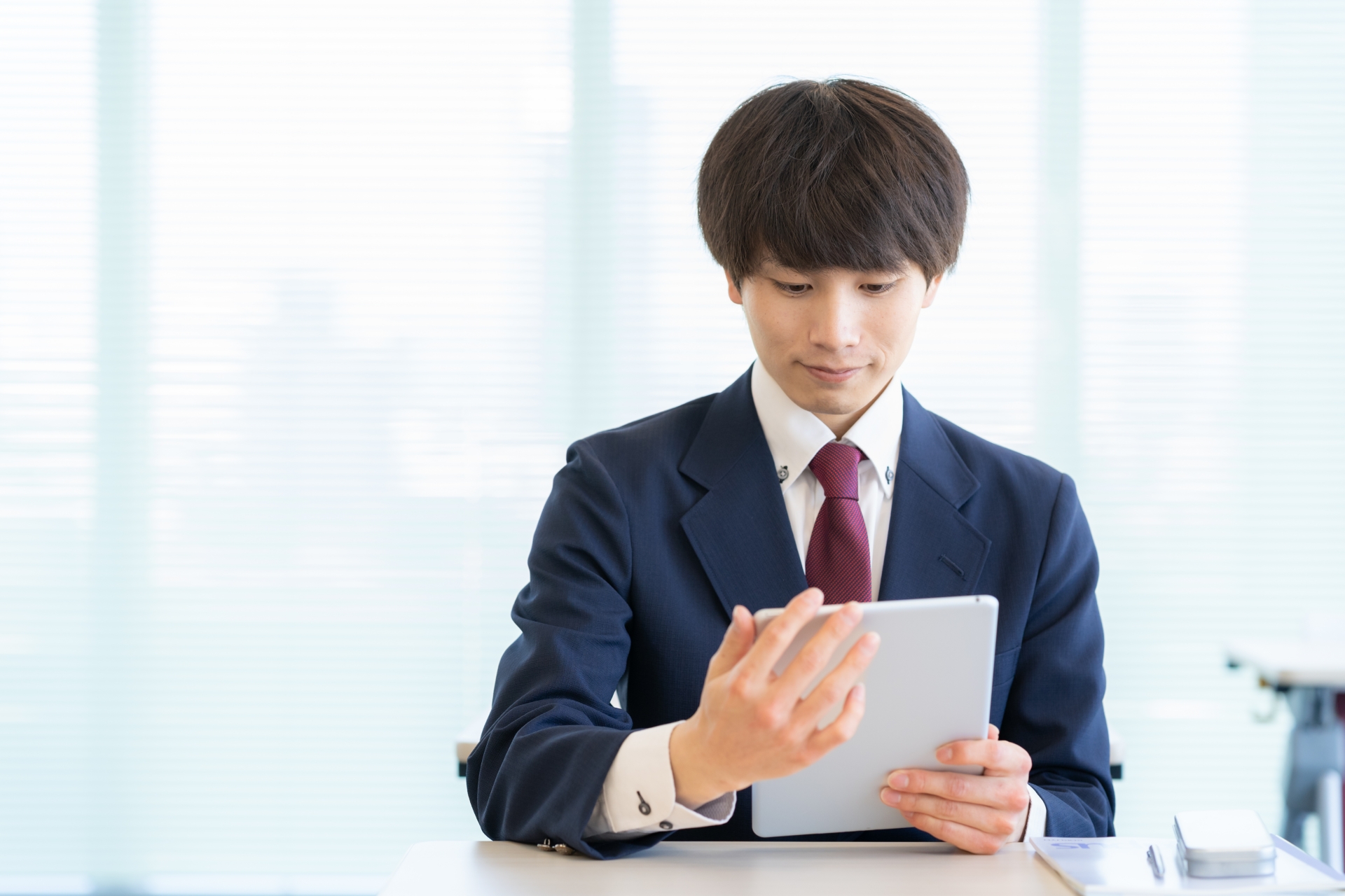 学校で勉強をする男子高校生