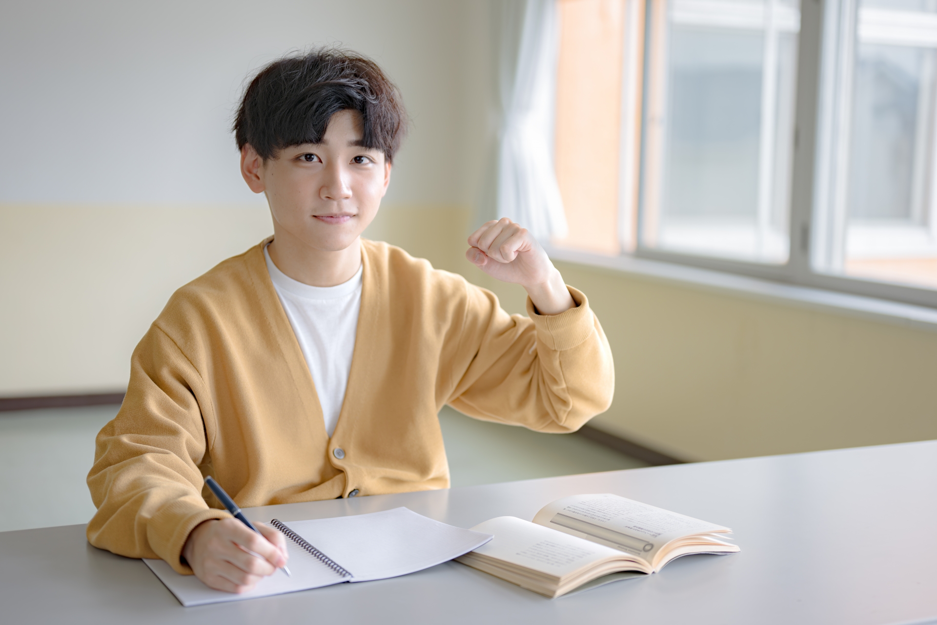 ガッツポーズする学生