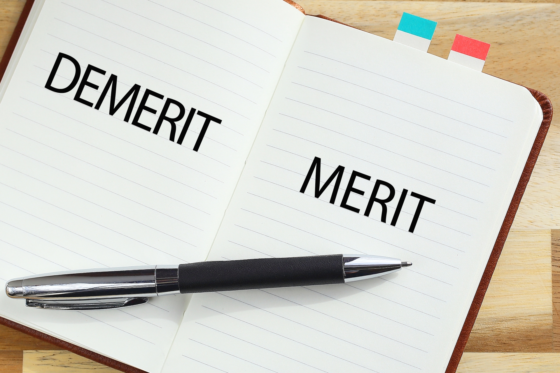 メリットかデメリットかどっち MERITとDEMERIT 手帳とペン イメージ素材