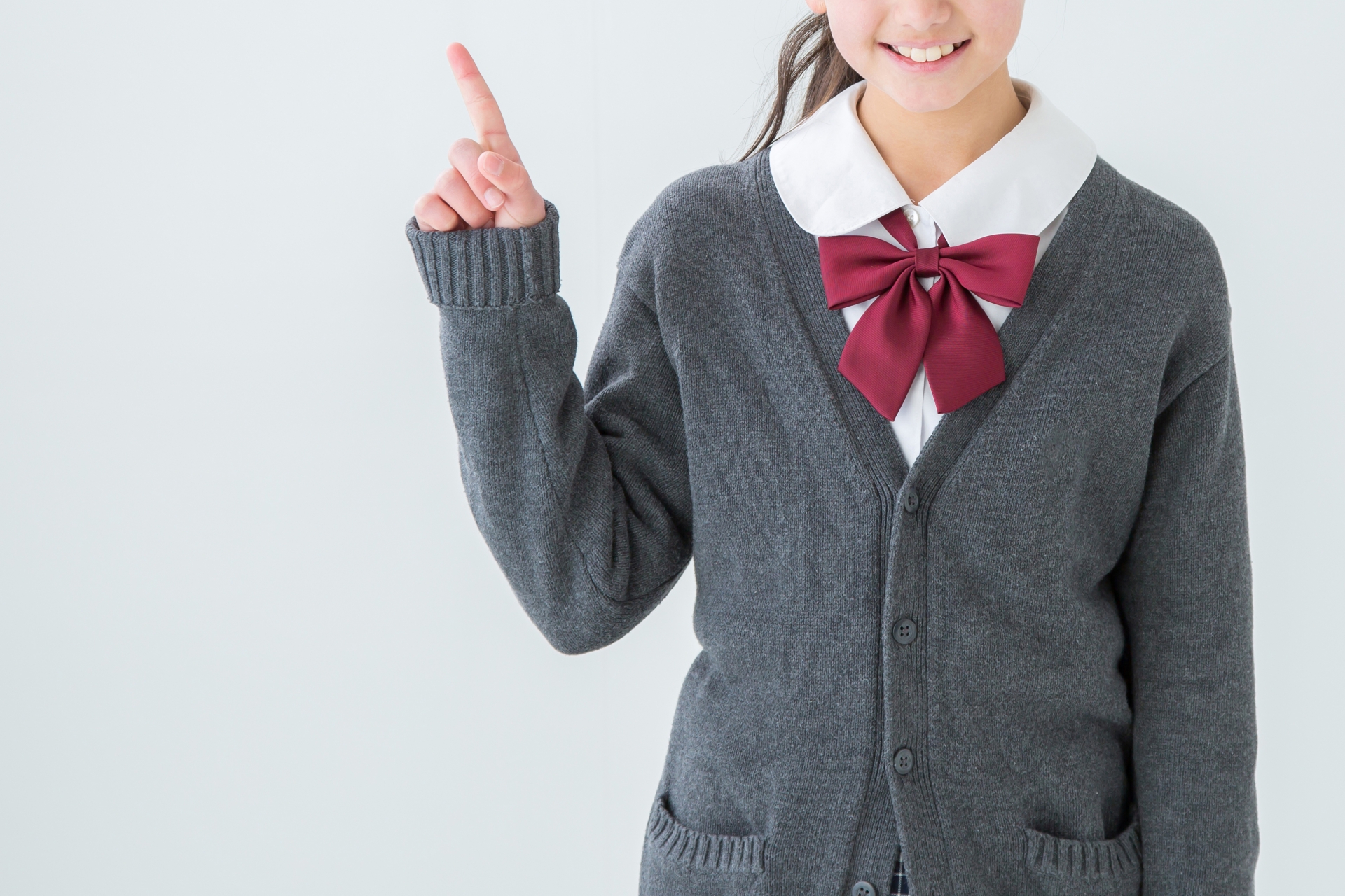おすすめポーズをする制服を着た女の子
