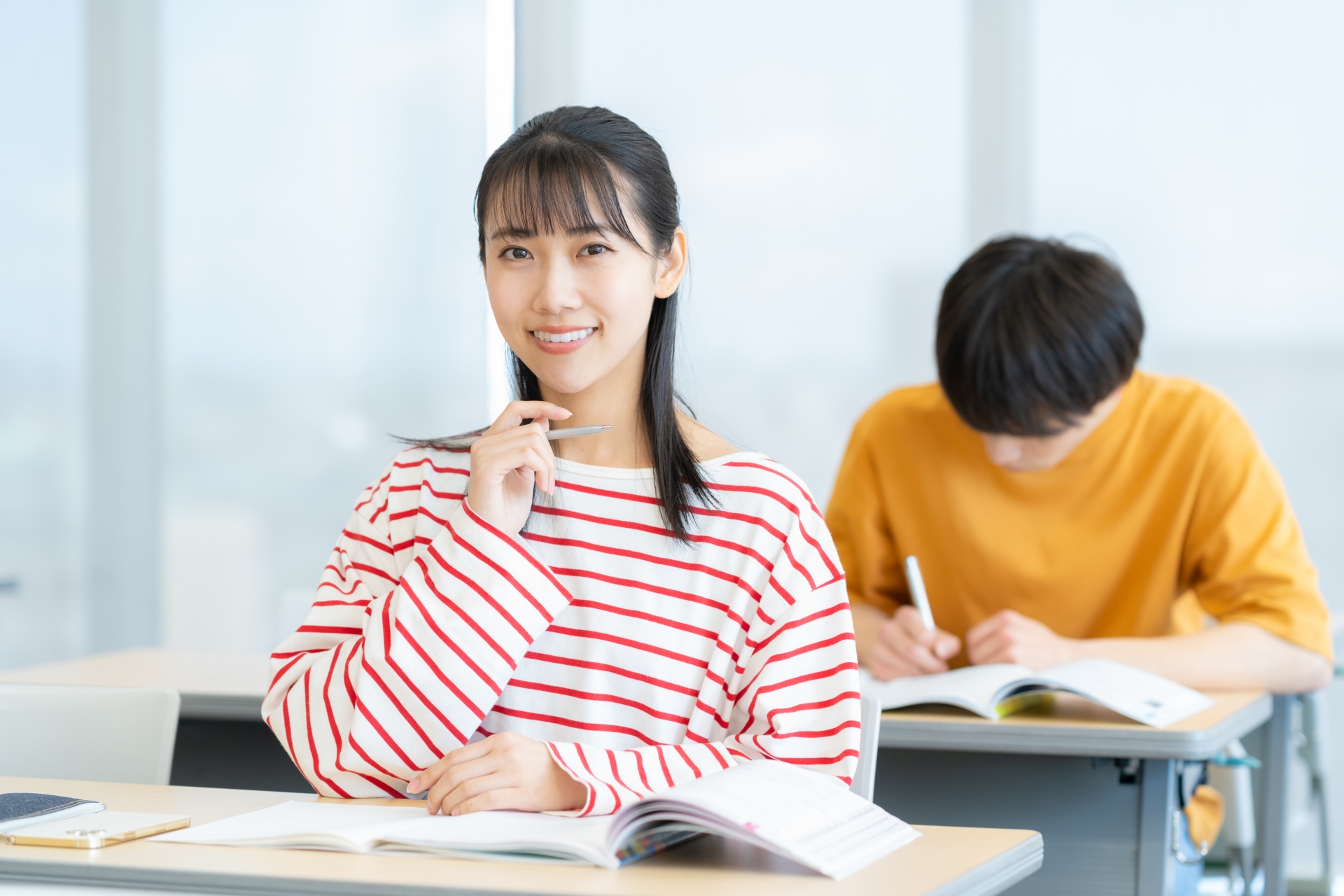 勉強をする男女の大学生