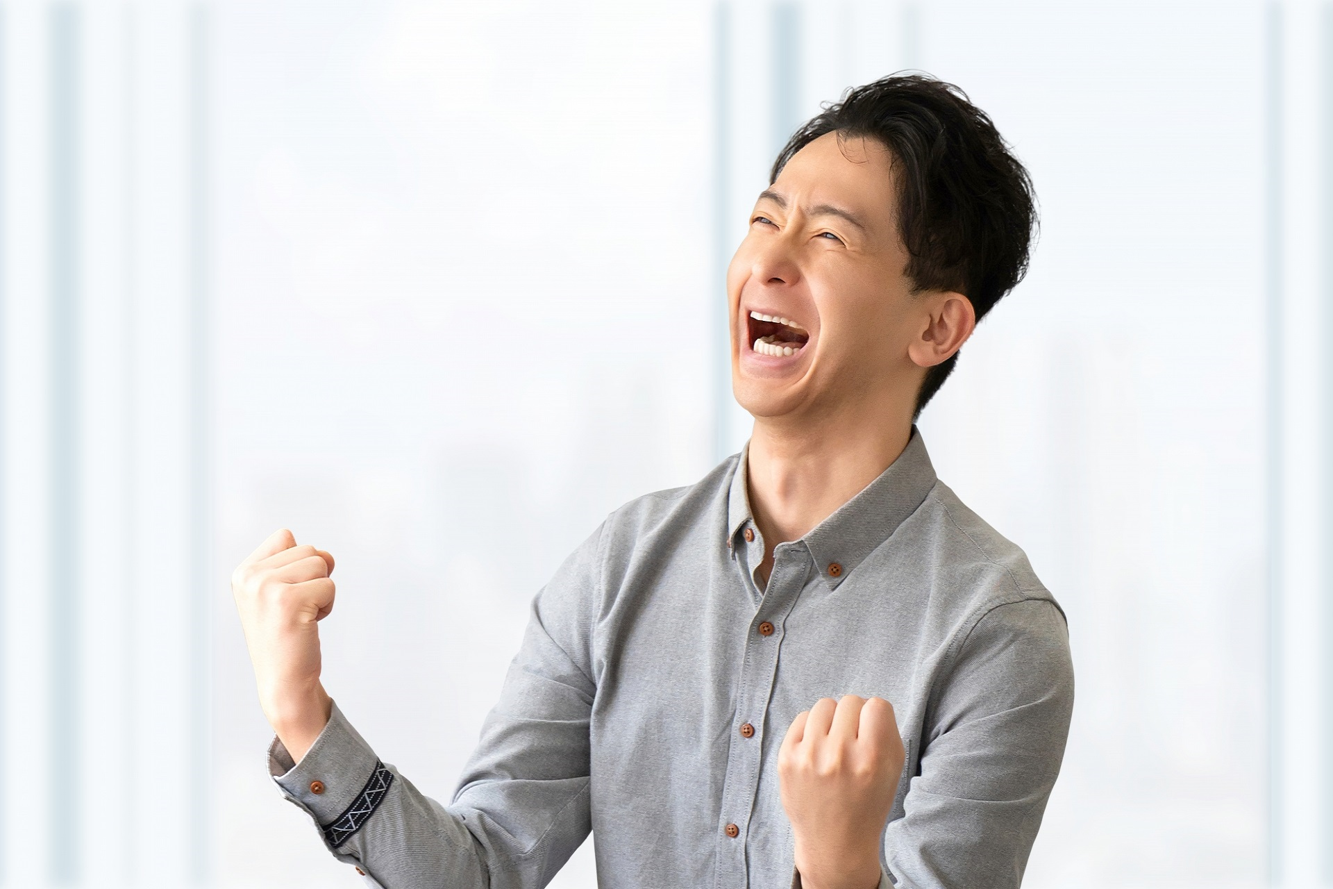 ガッツポーズで喜ぶ男性ビジネスマン