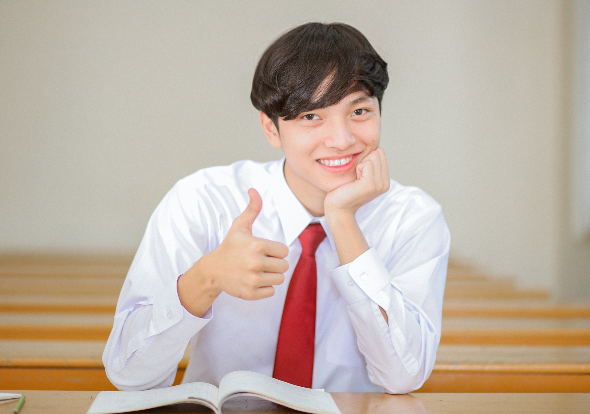ポーズをとる男子高校生