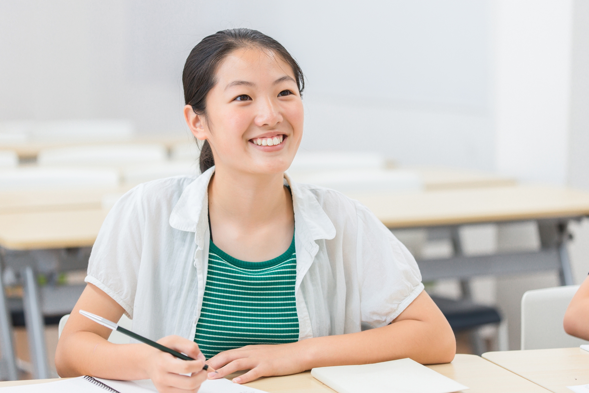 勉強する笑顔の日本人の女の子(高校生)