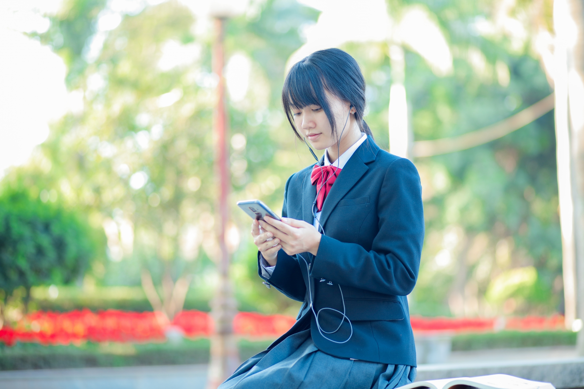 スマホを持つ女子高校生