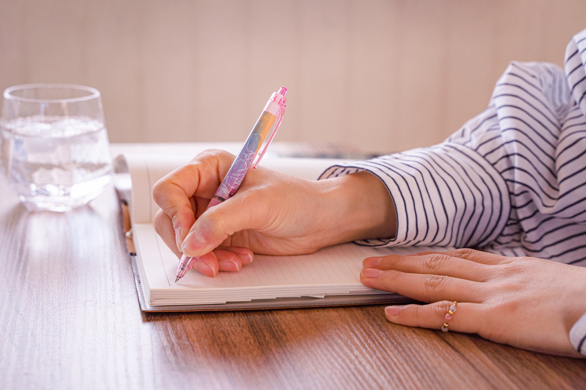 ノートにメモする女性