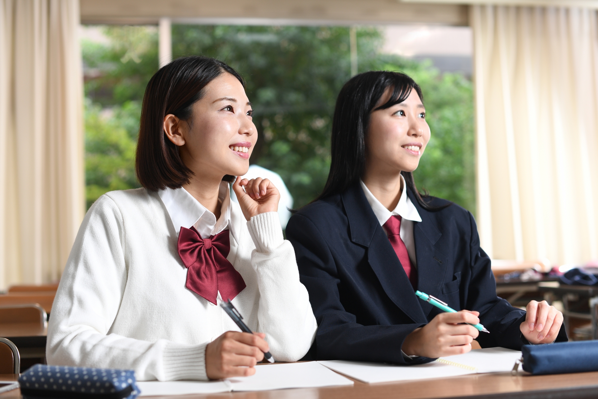 授業中に勉強をする女子学生