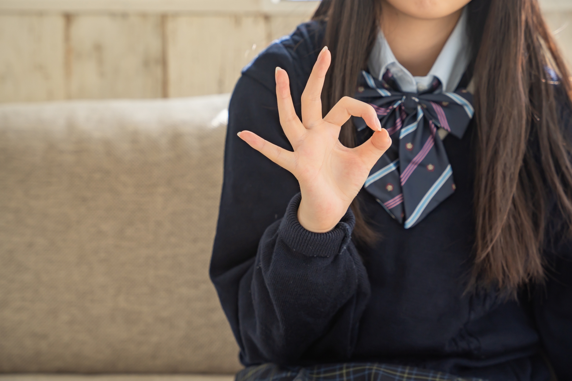 OKサインをする女子中学生