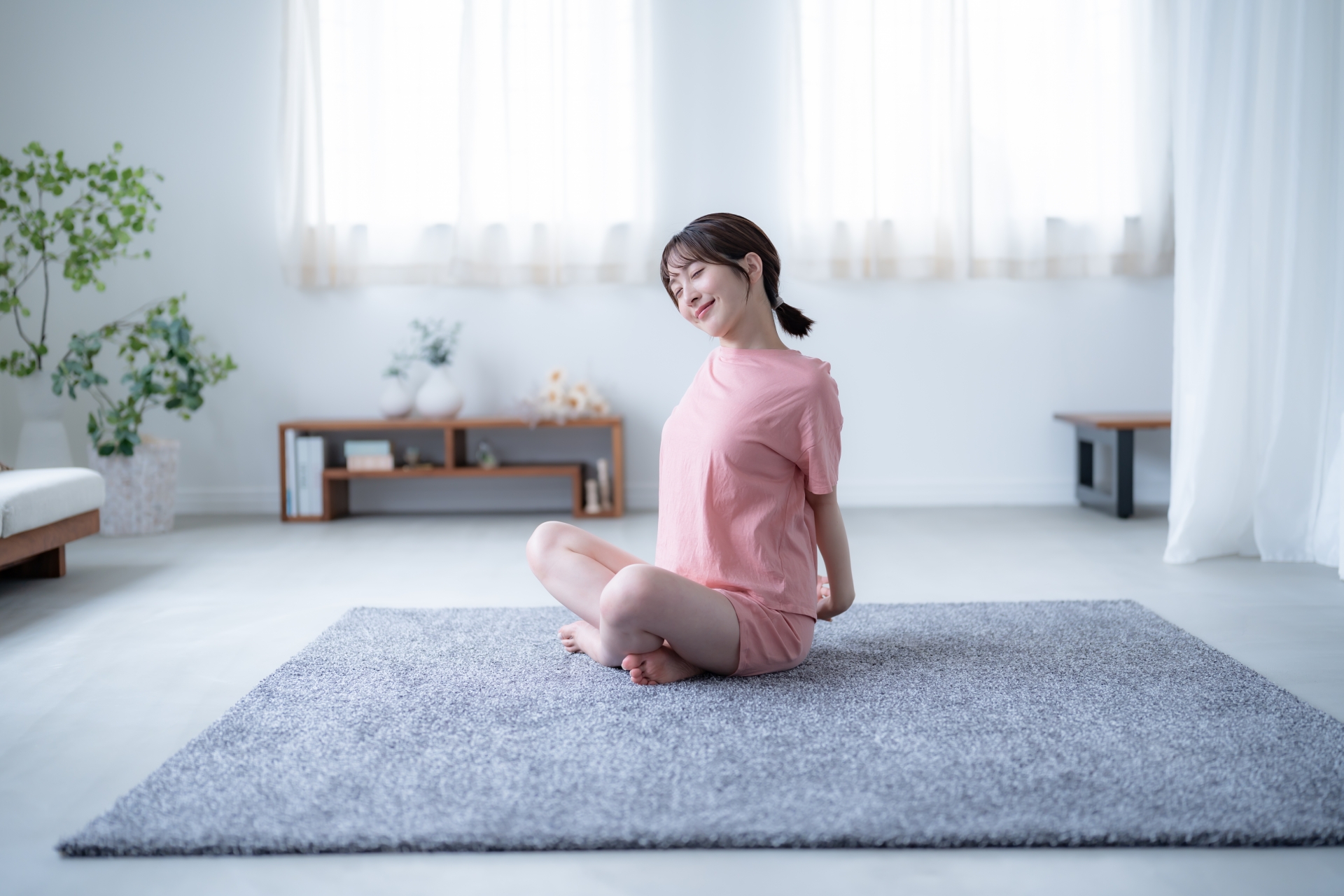 ストレッチする若い日本人女性