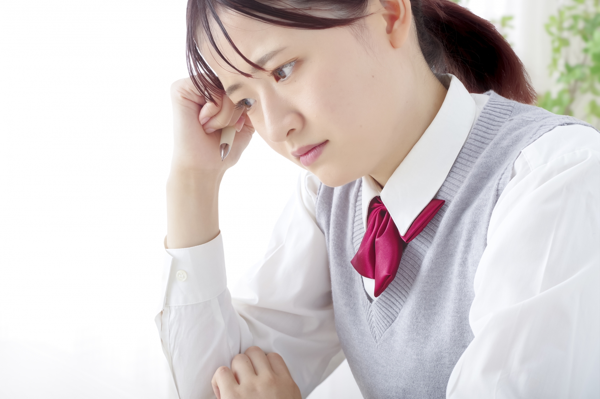 真剣な表情で勉強に取り組む女子高生