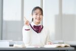 塾で勉強する女子高生