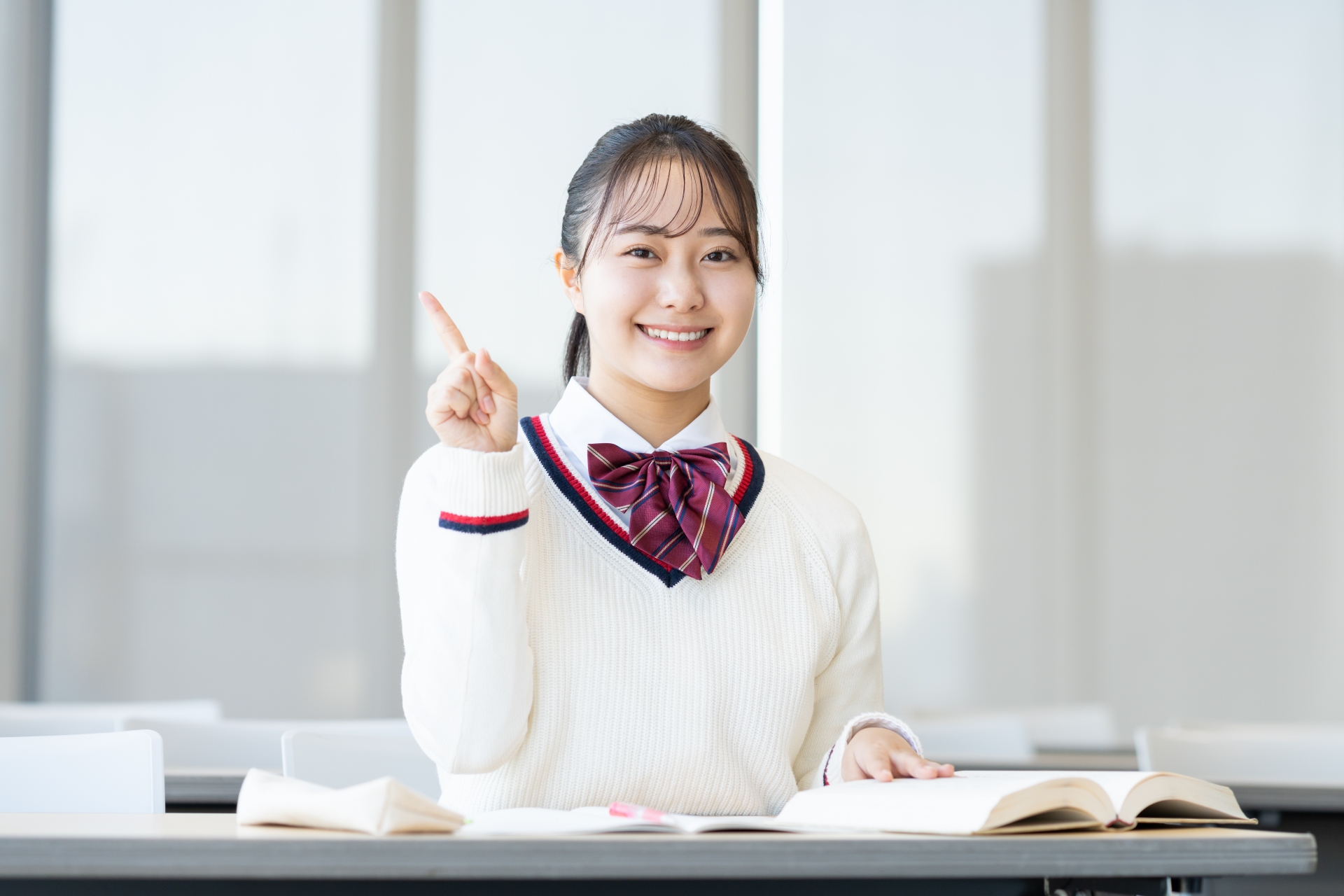 塾で勉強する女子高生