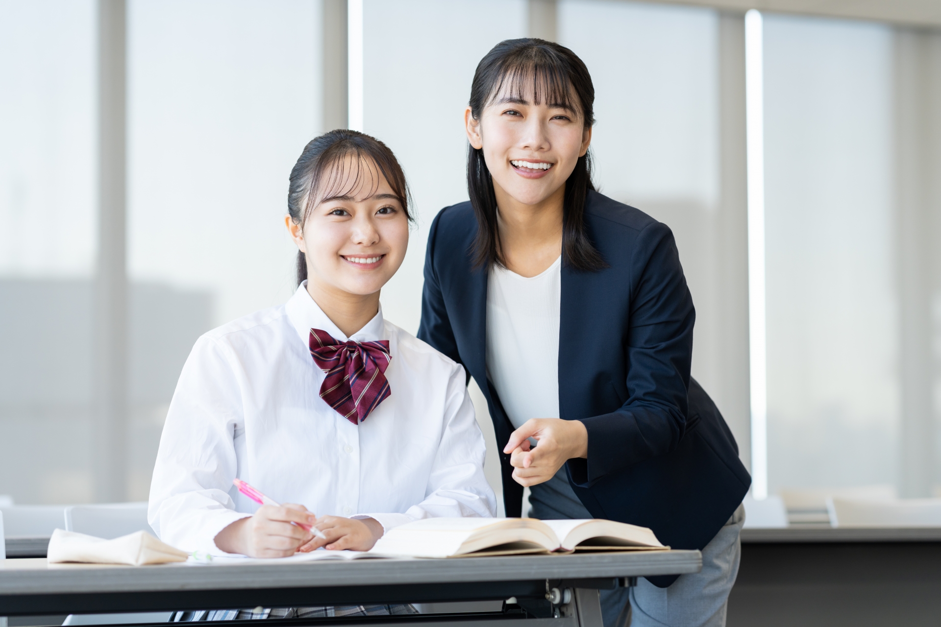 塾で勉強する高校生と先生