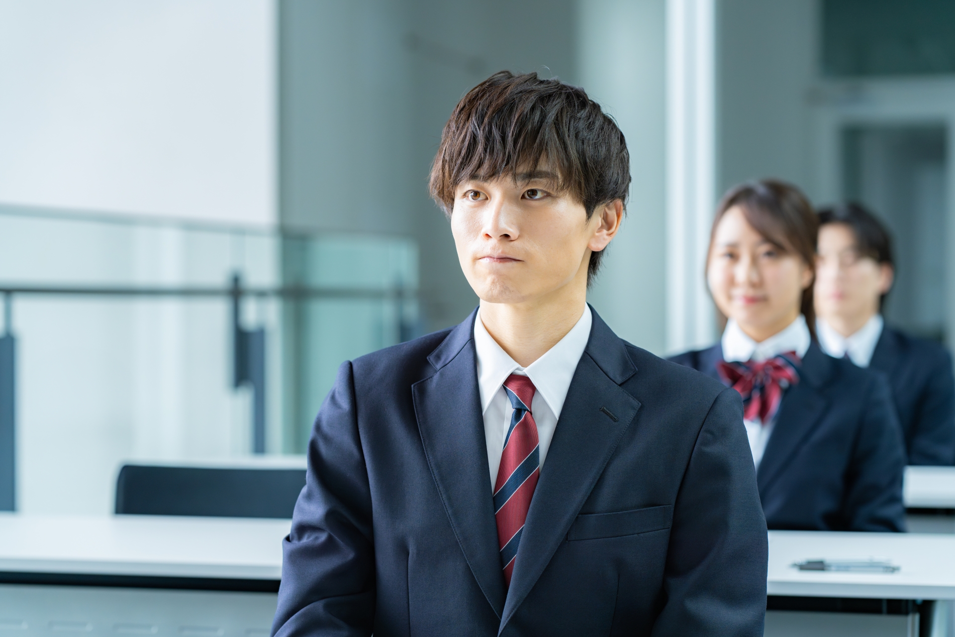 試験を受ける学生たち