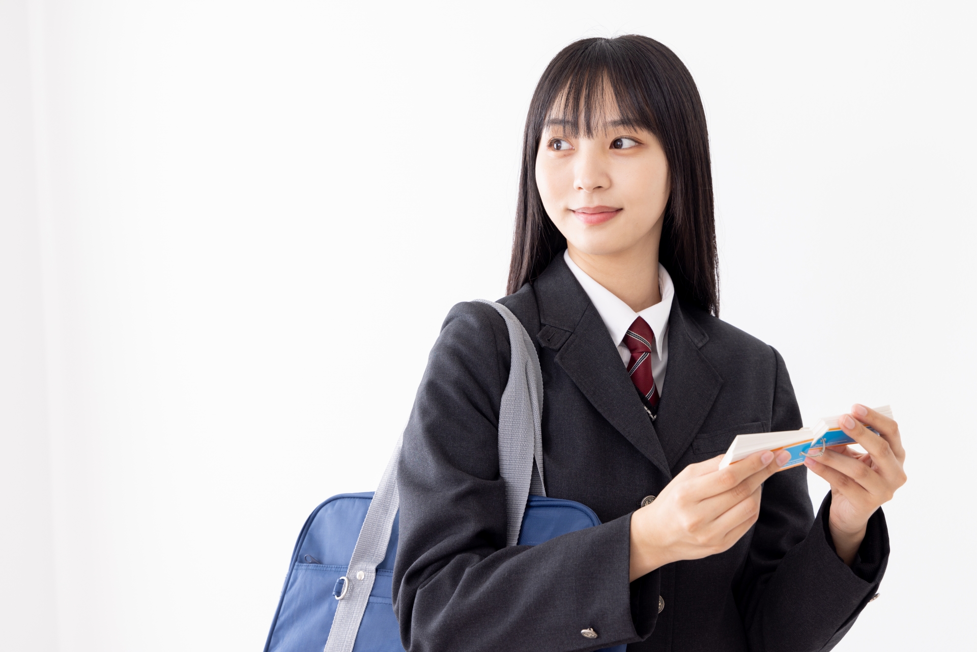 通学中に勉強をする女子高生