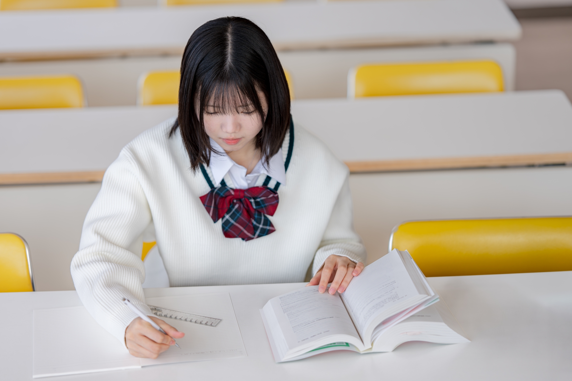 教科書と問題を解く女子生徒