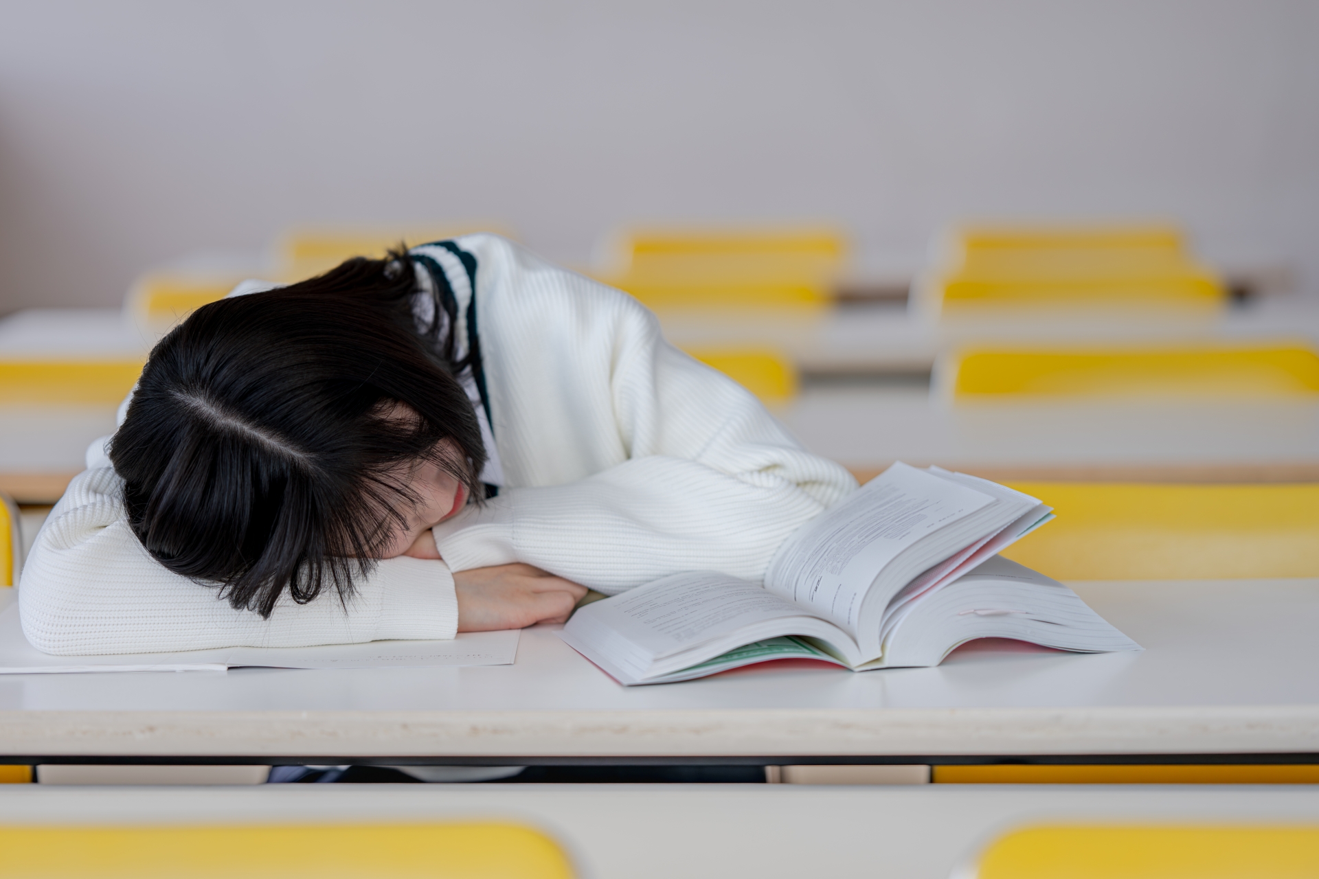 寝落ちする学生