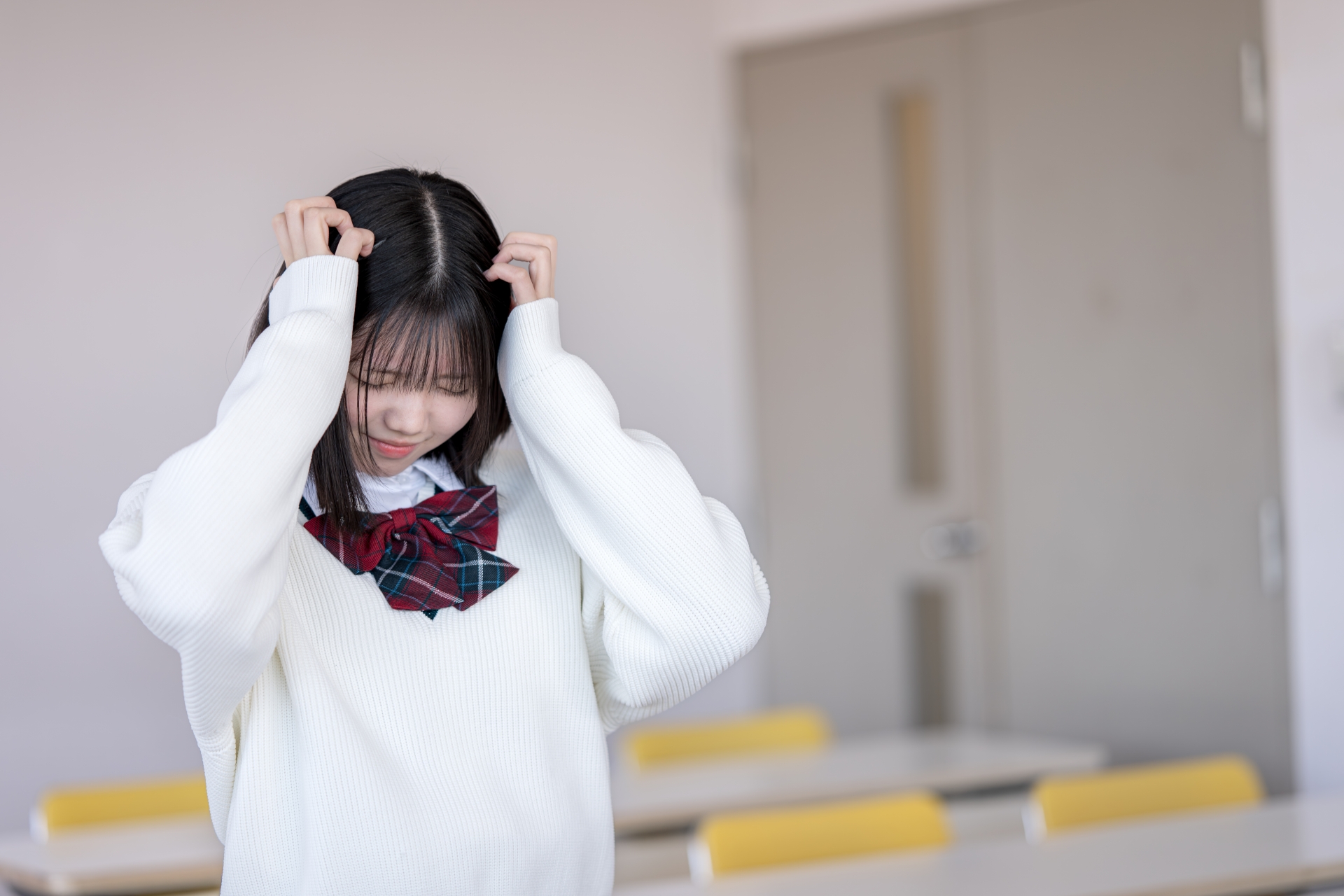 頭を抱える女子生徒