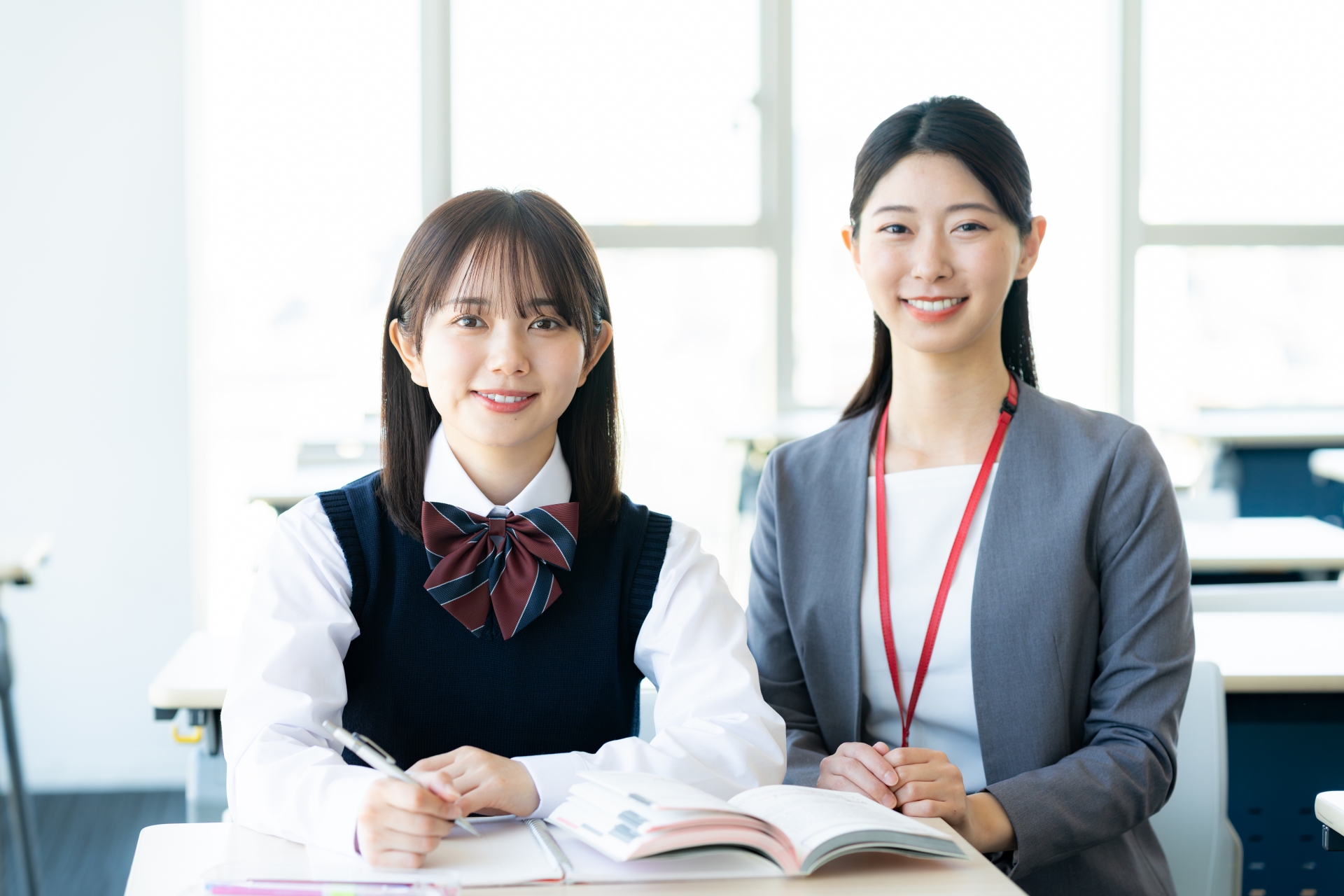勉強する女子学生と先生