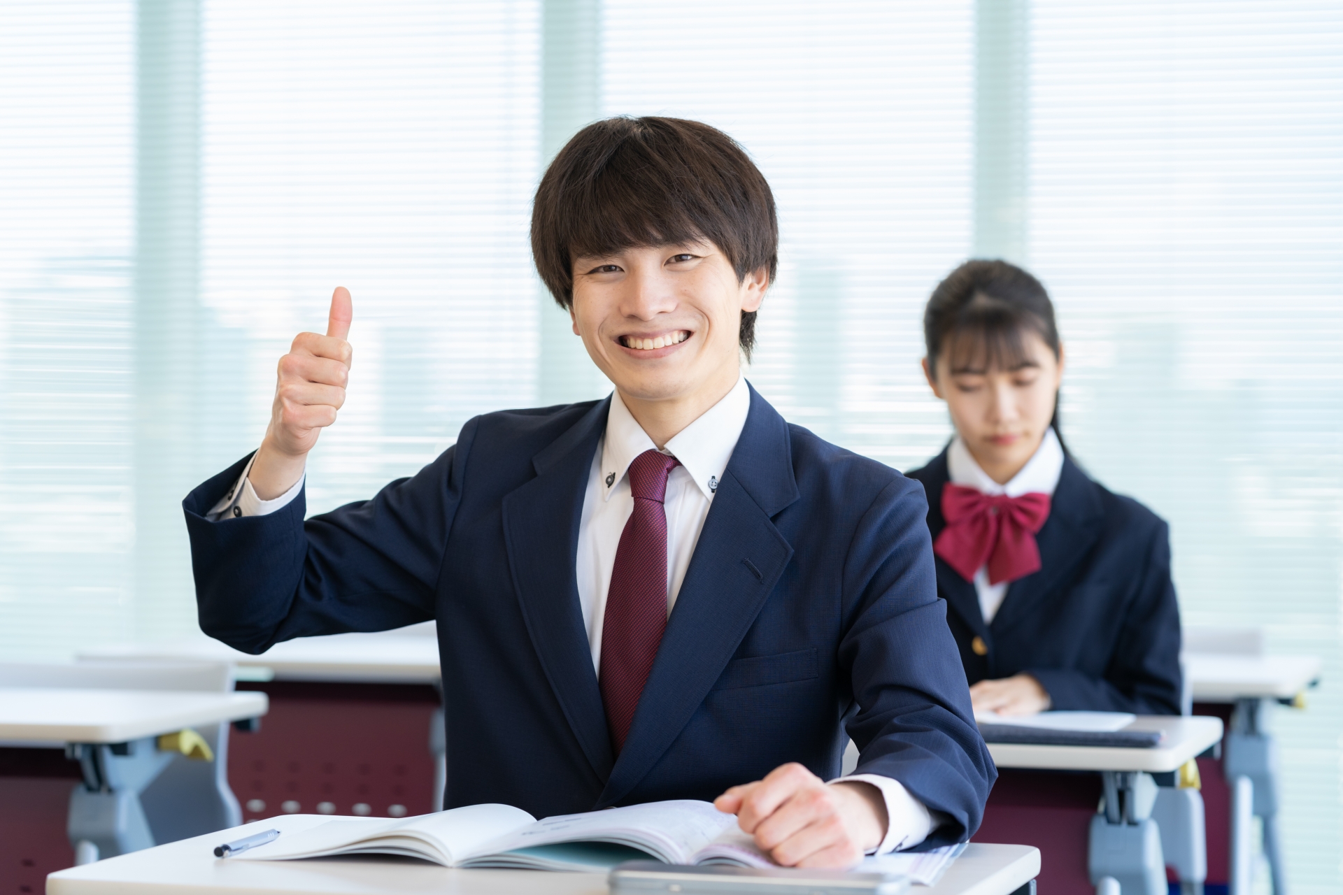 学校で勉強をする男女の高校生