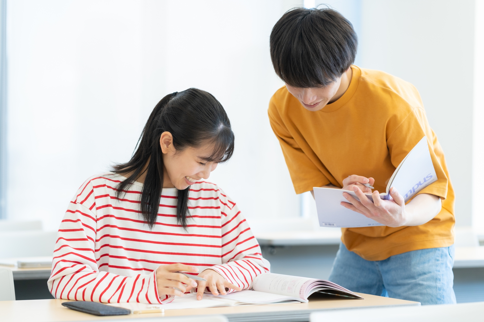 勉強をする男女の大学生