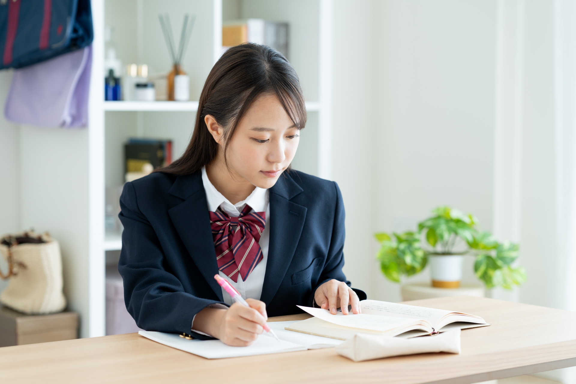 勉強する女子高生