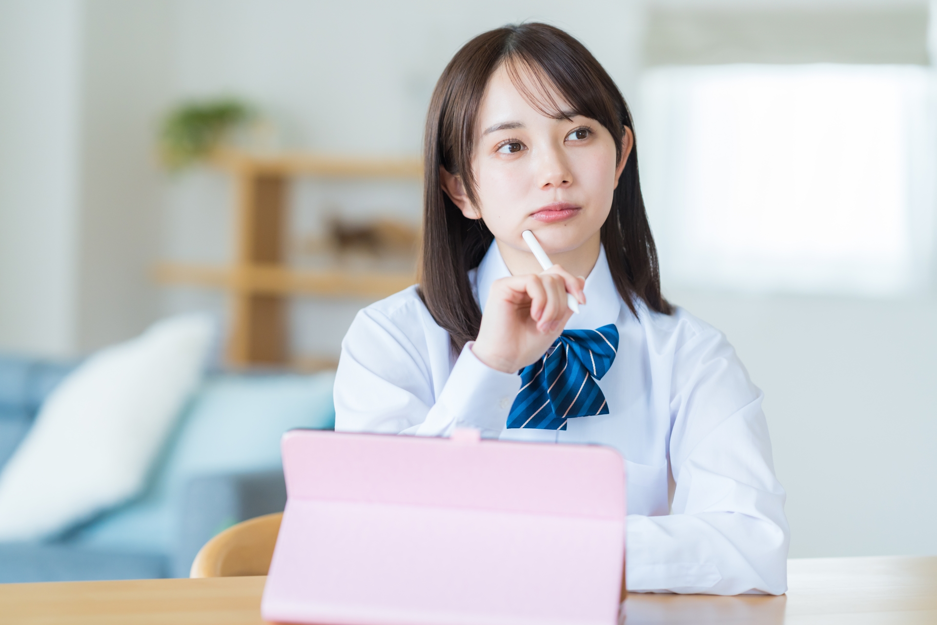 タブレットで勉強する女子高生