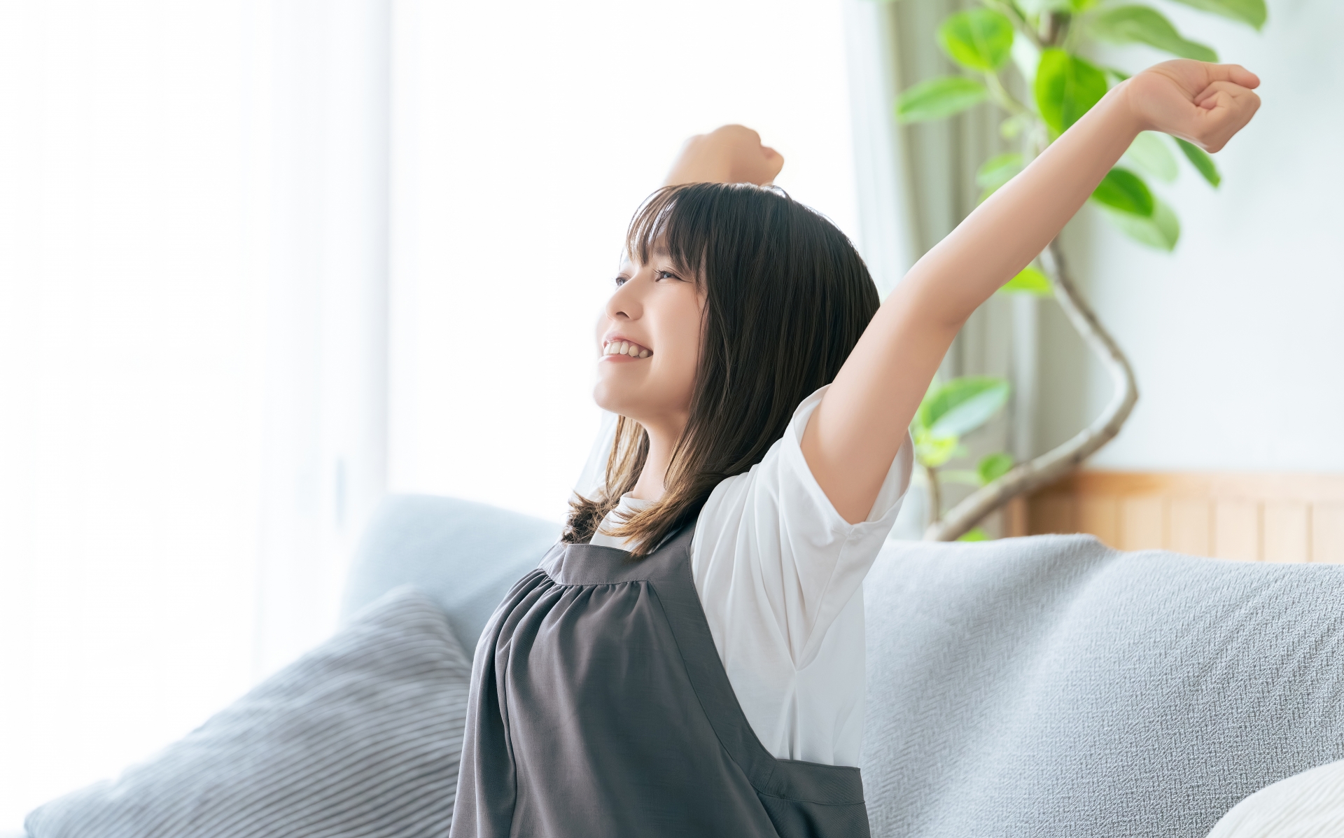 腕を伸ばしてリラックスする女性