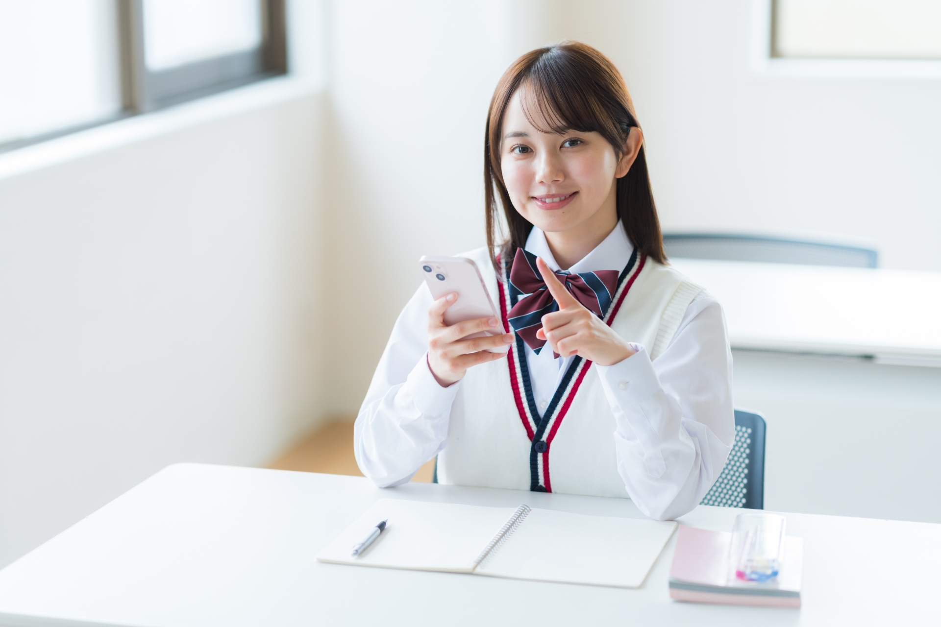 教室で勉強する学生