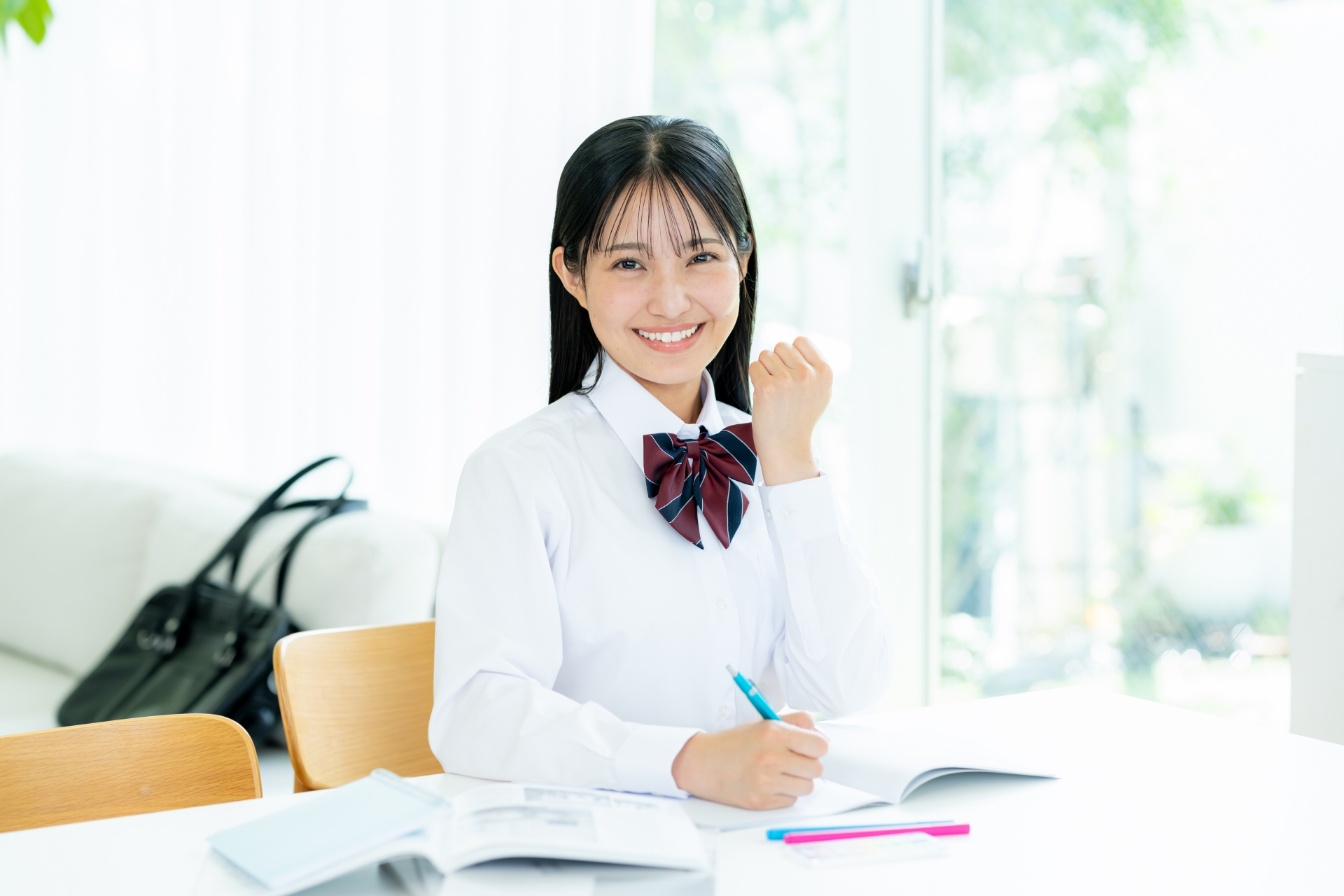 自宅で勉強をする女子高生