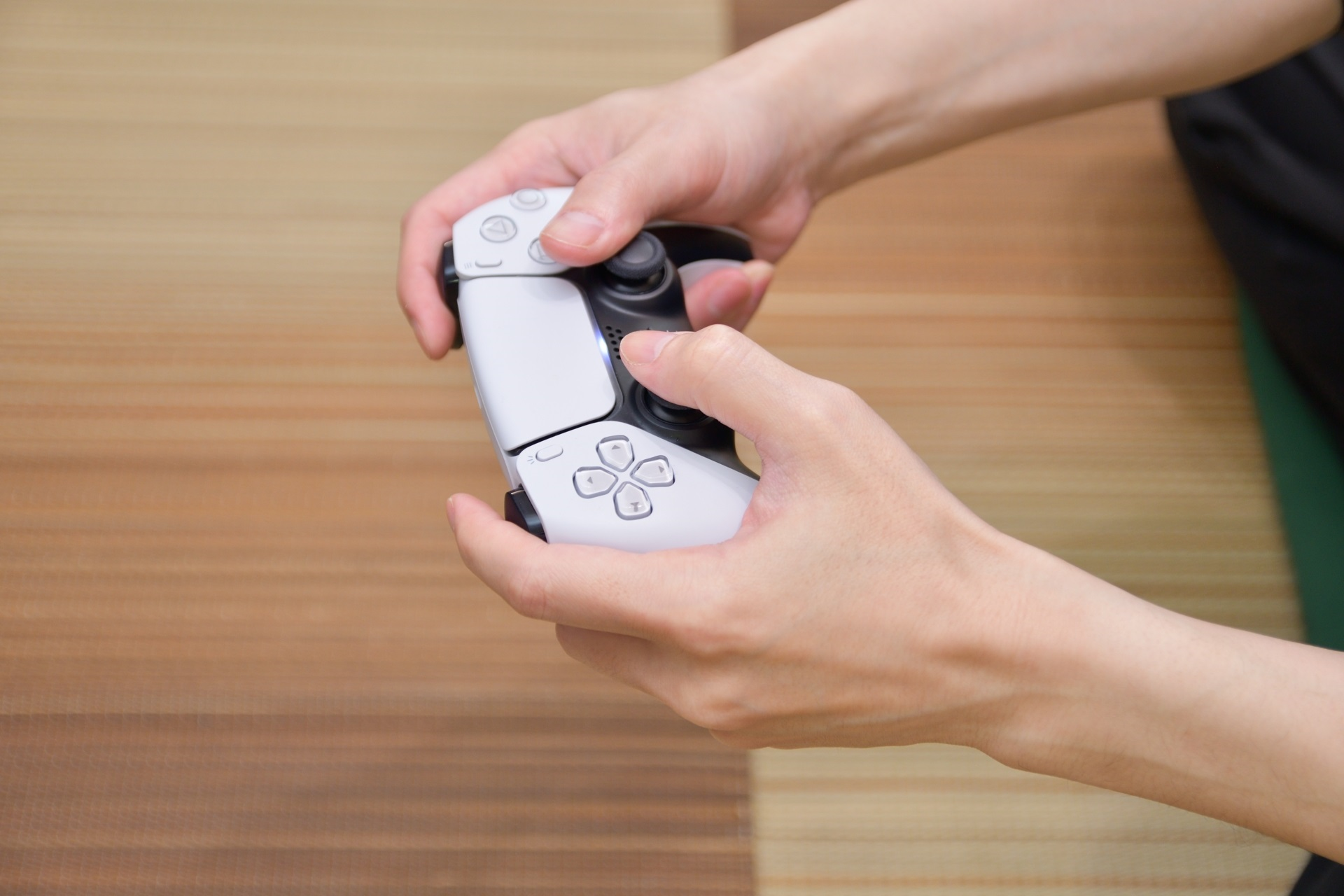 ゲームに没頭する手元