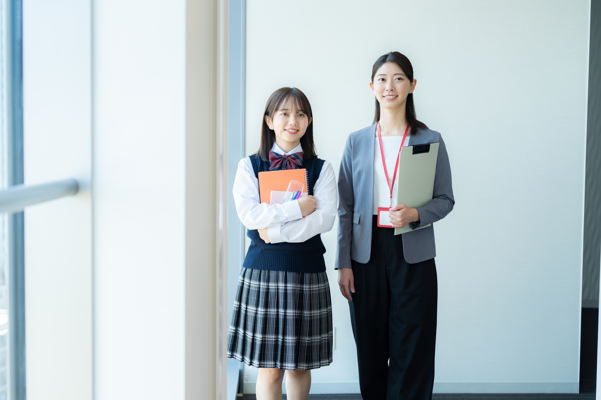 廊下を歩く生徒と先生