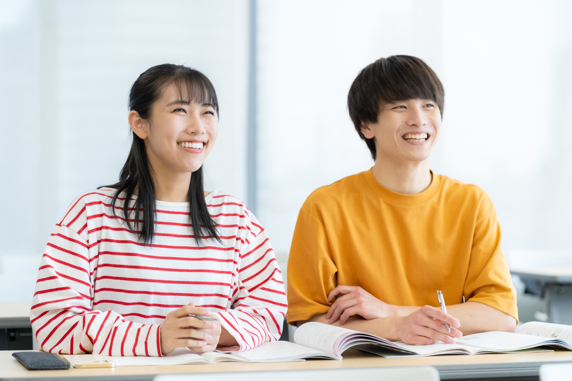 勉強をする男女の大学生