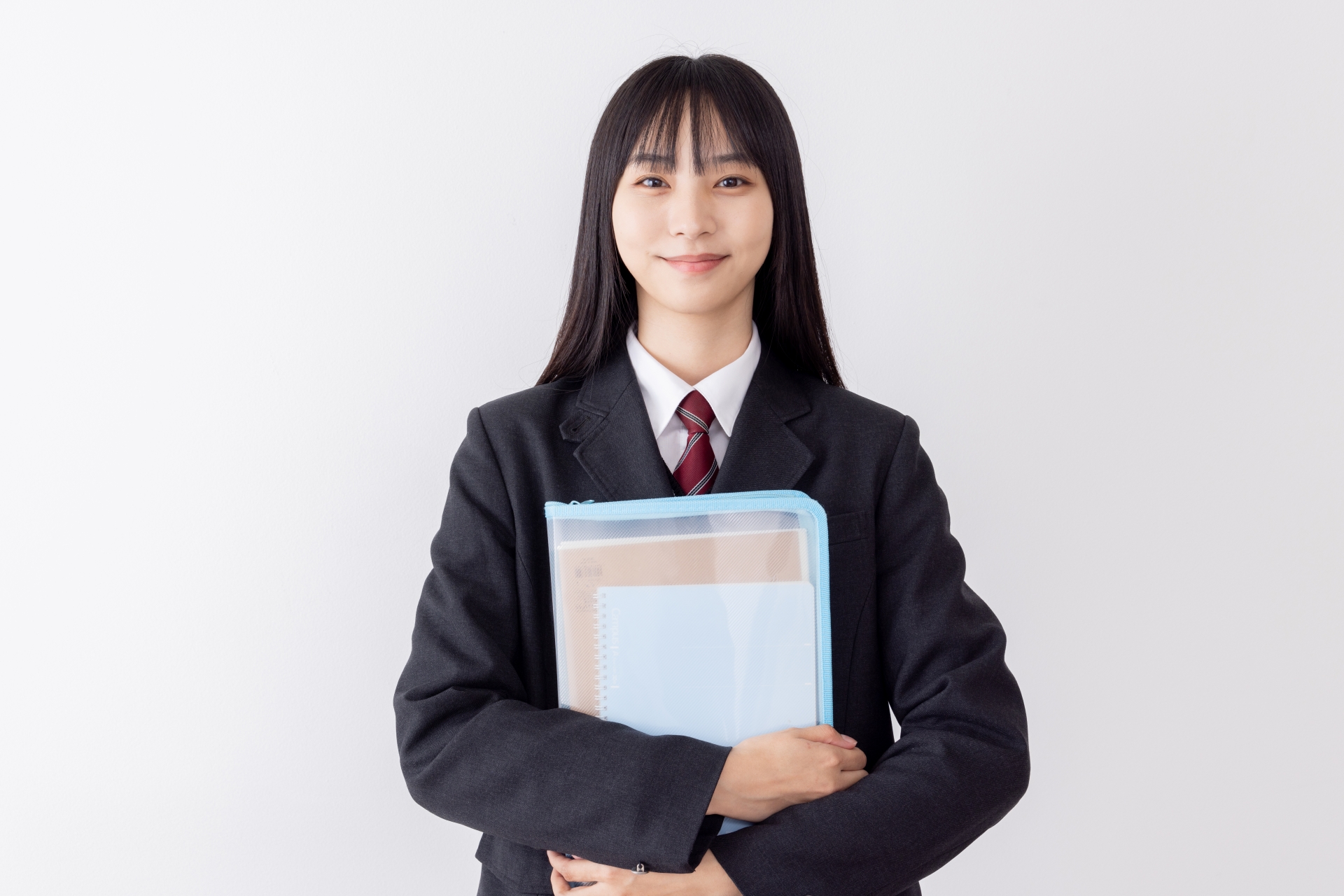 勉強道具を持つ女子高生