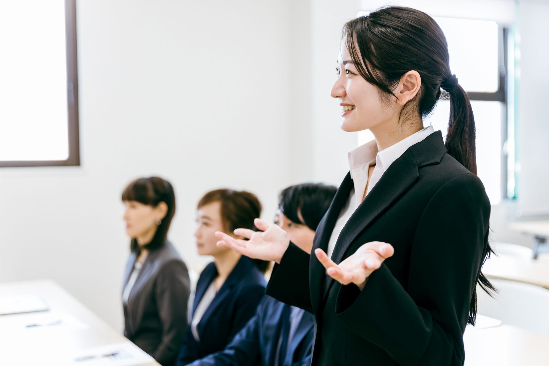 会議で発言するビジネスウーマン