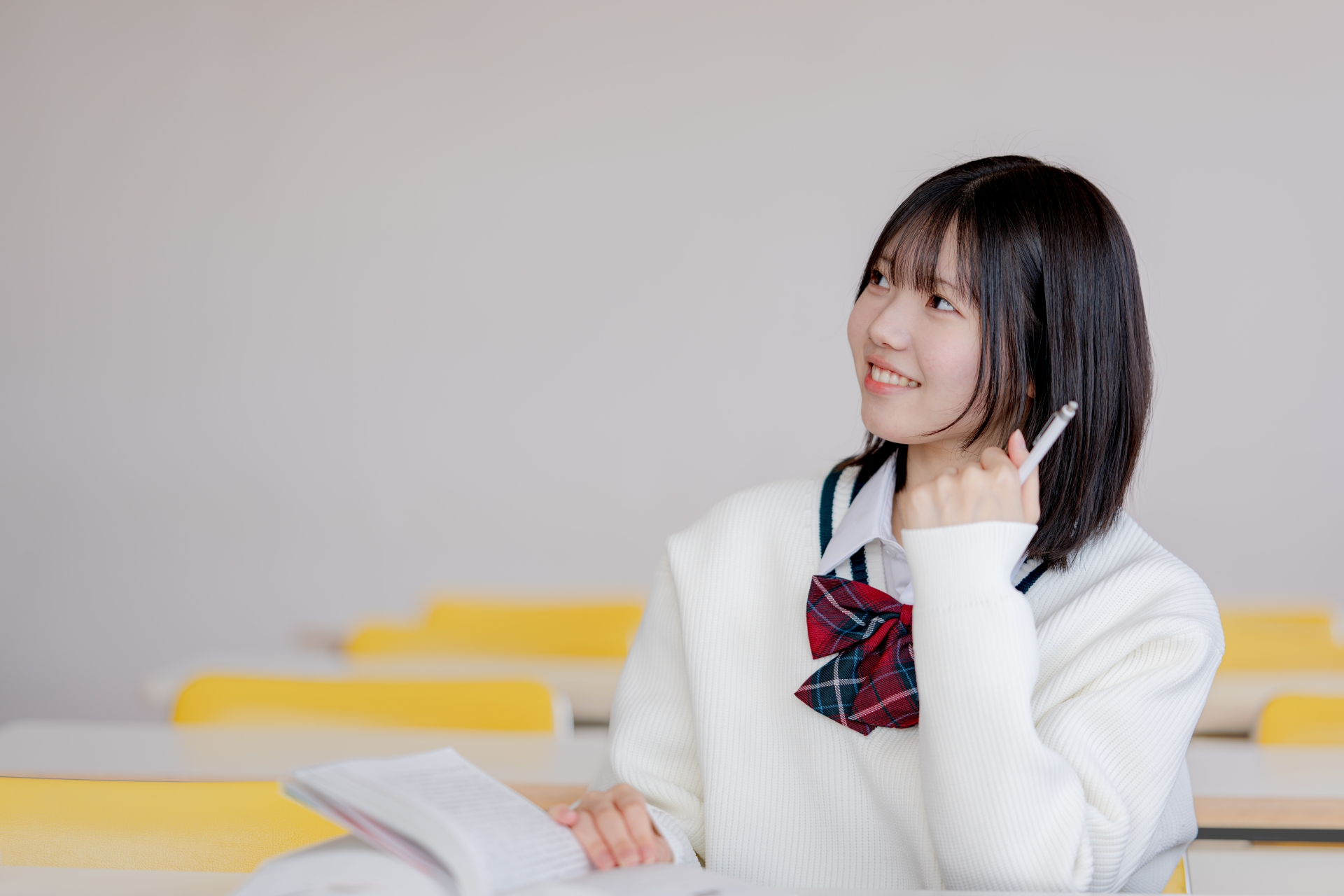 空間を見つめる学生