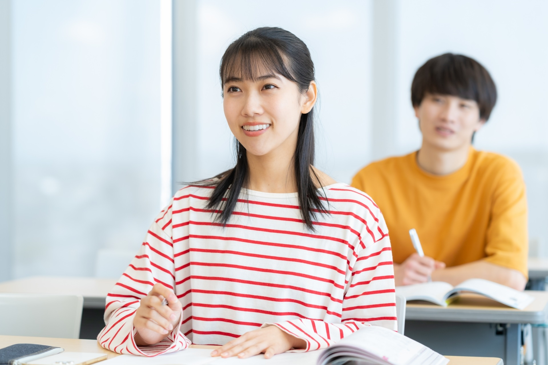 勉強をする男女の大学生