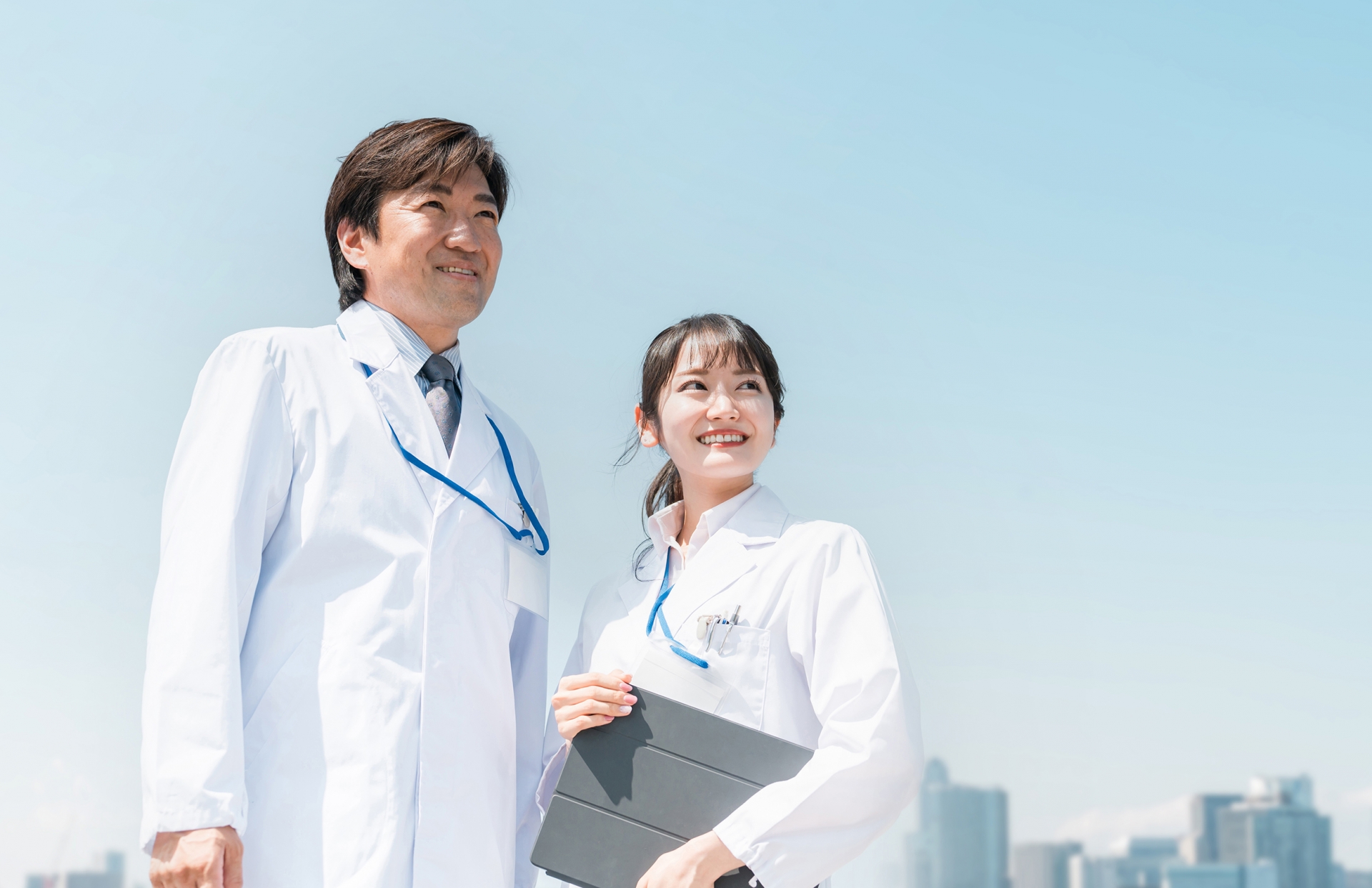 都会の青空の下にいる医者