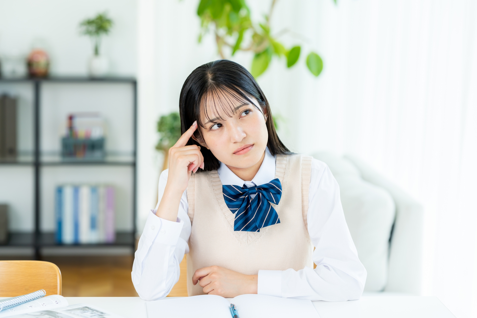 自宅で勉強中に悩む女子高生