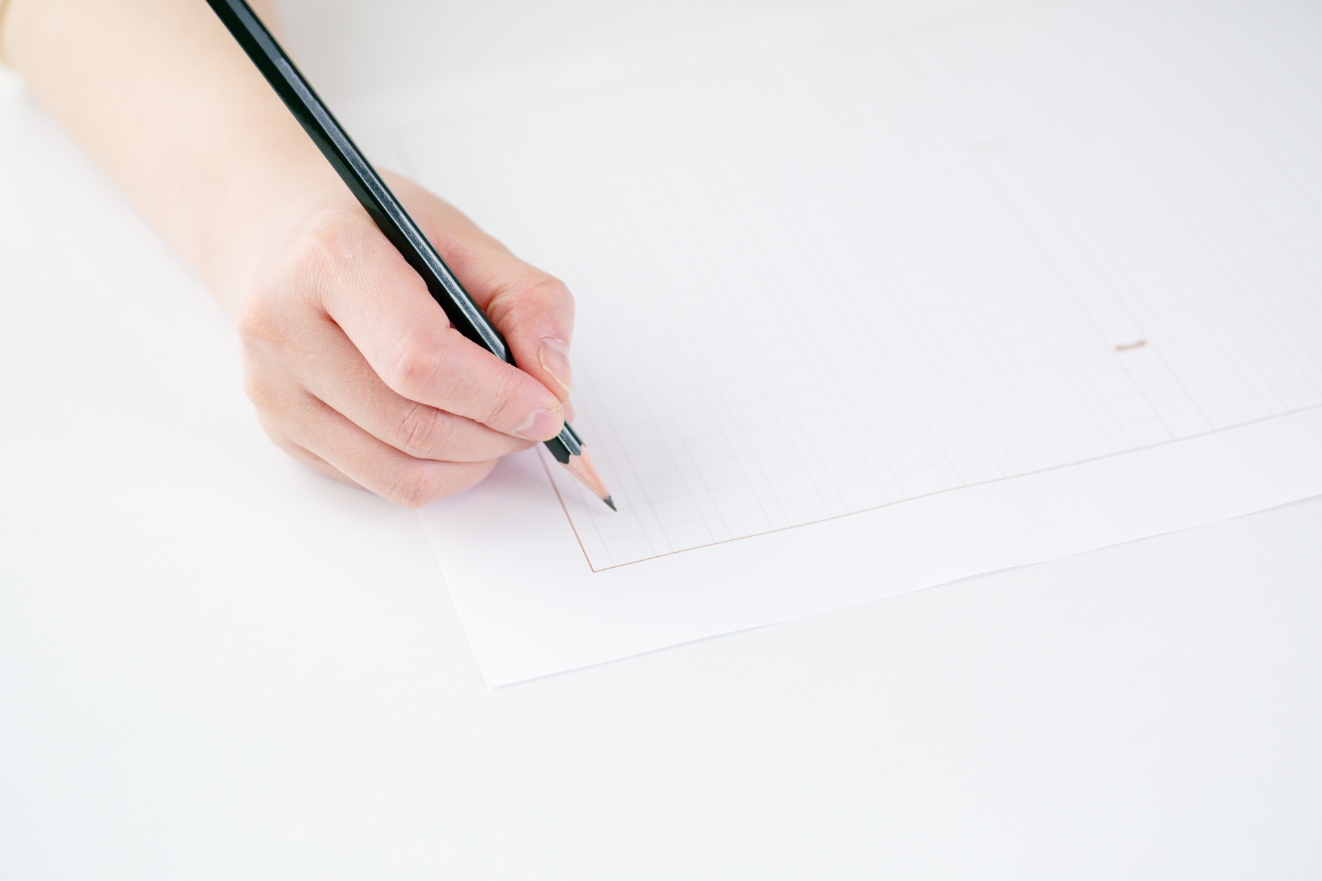 用紙に鉛筆で書くイメージ